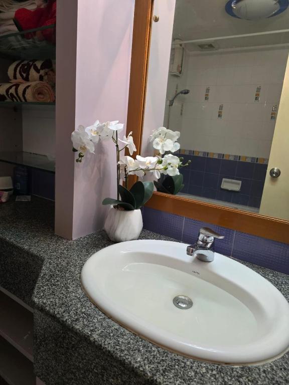 Spacious lakeview condo in Palm pavilion near Hua hin airport 51-27 photo 3
