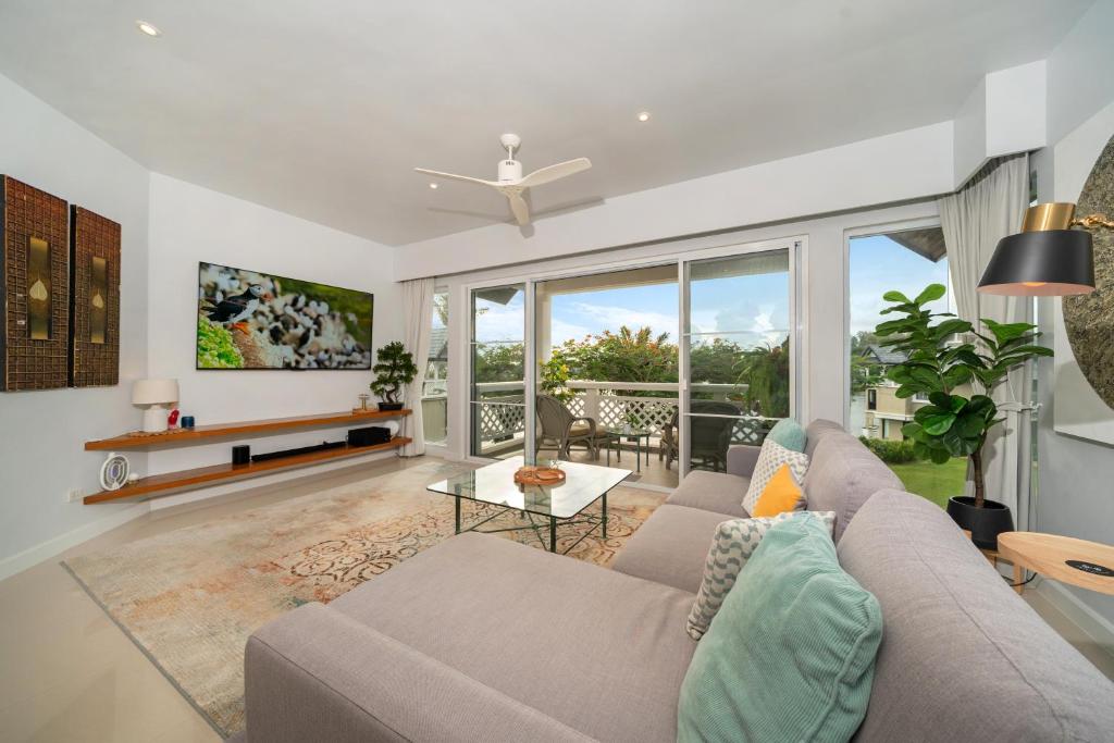 Stunning Lake View One Bedroom — photo 1