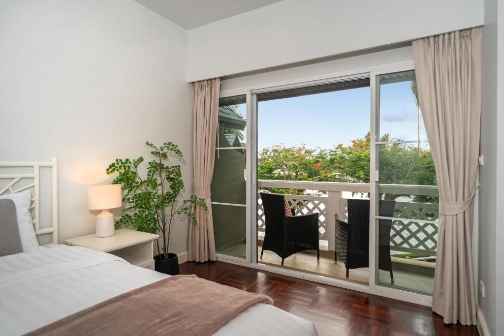 Stunning Lake View One Bedroom photo 2