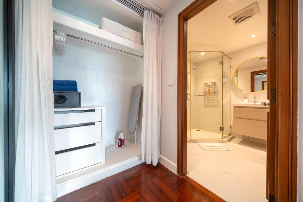 Stunning Lake View One Bedroom photo 3