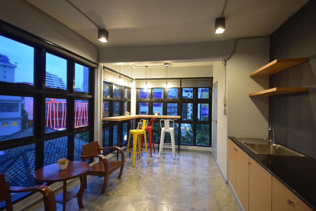 The Chatbox Silom Hostel photo 3
