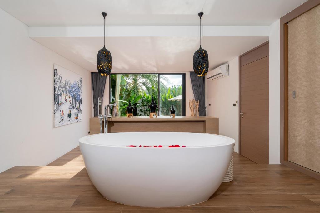 Golden Fish Villa - Tropical Modern Living photo 3