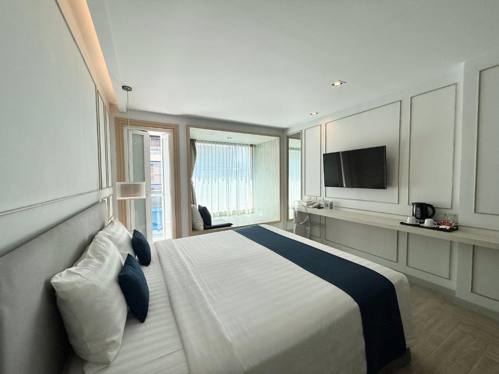 The Bloc Hotel Phuket photo 2