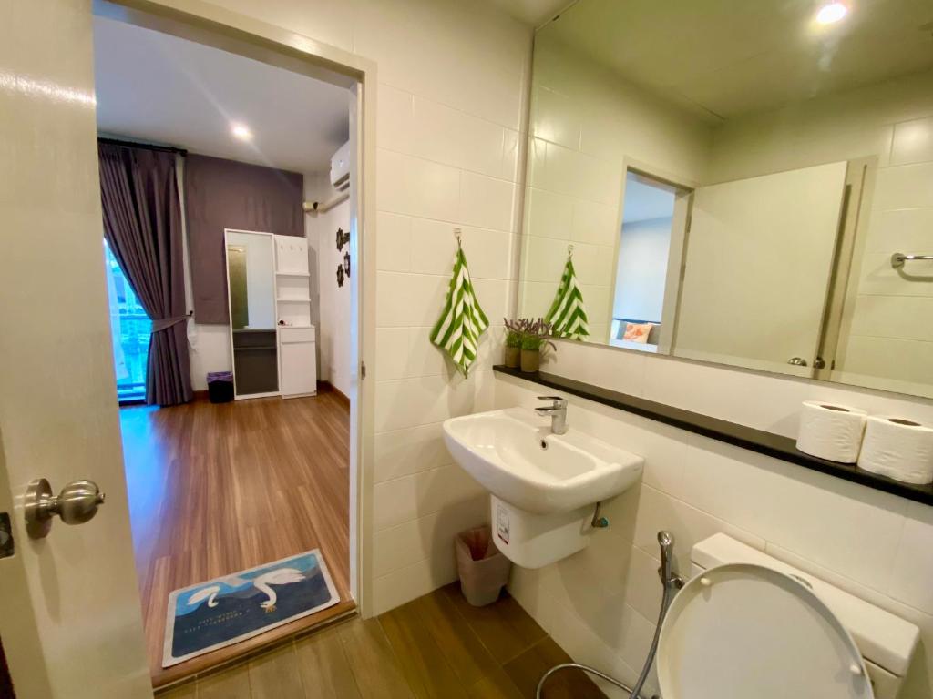 Modern&Peace full home 4BR near Airport photo 3