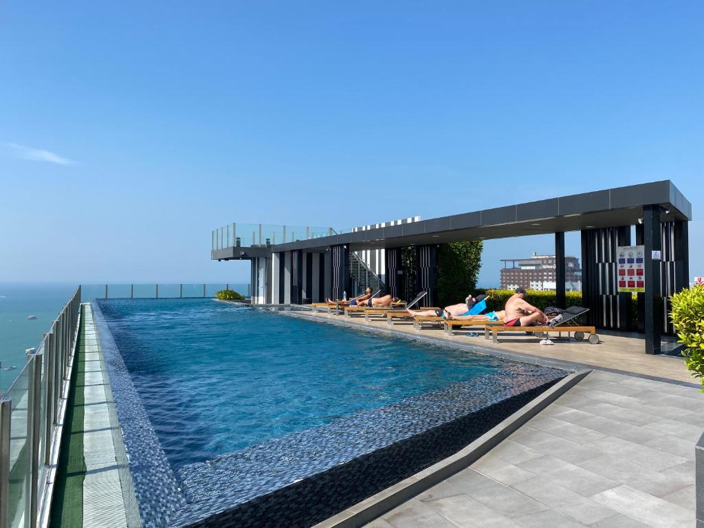 The base in pattaya condo photo 3