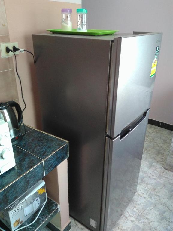Studio with aircon n kitchen photo 3