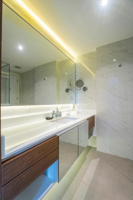 Stylish Beachfront Two-Bedroom Flat photo 3