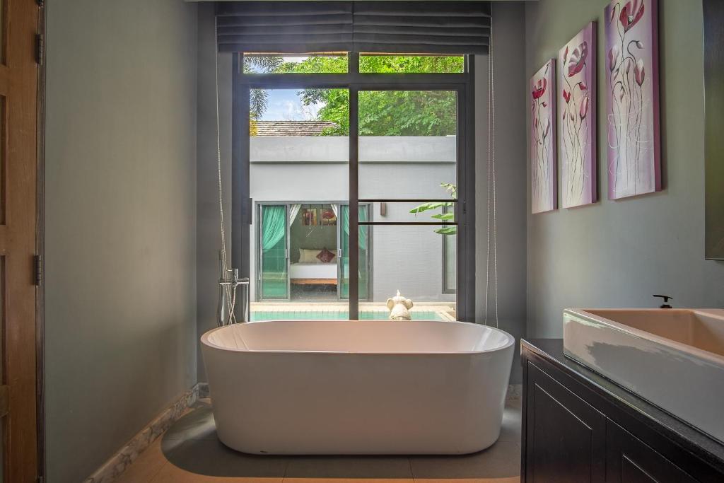 Villa 3 Bedrooms with private pool at ONYX Villa Naiharn photo 3