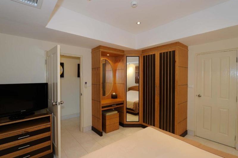 Royal Park Apartments photo 2