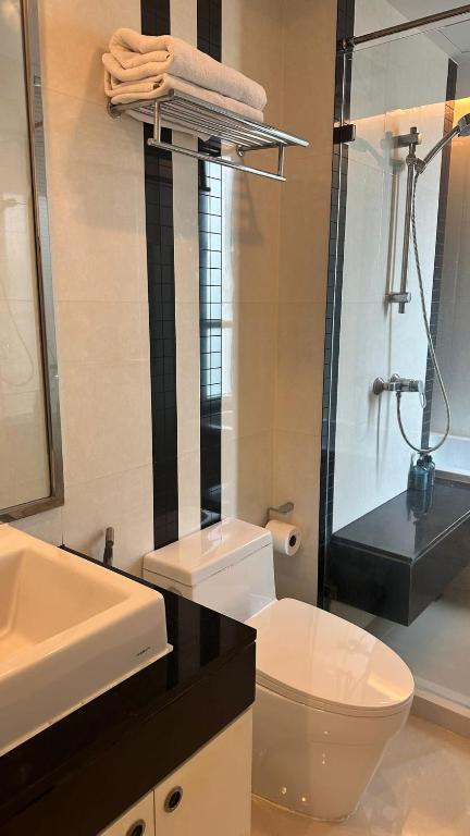 Spacious Sukhumvit Condo near EmQuartier photo 3