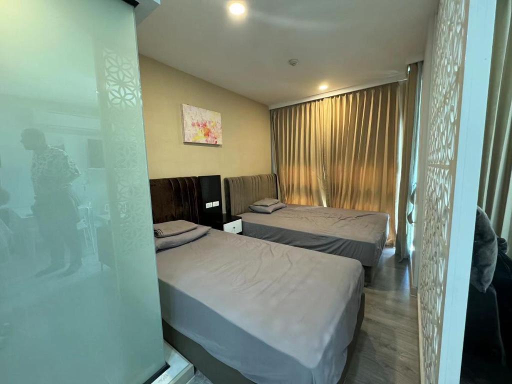 Royal Lee Condo photo 2