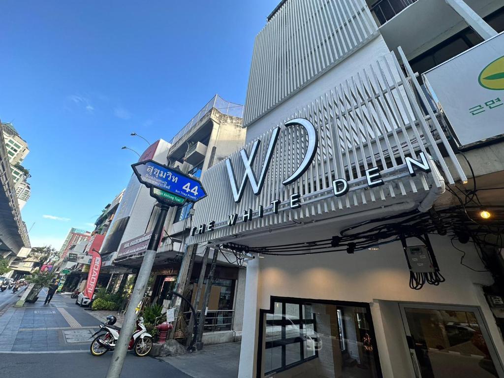 The White Den Sukhumvit 44 photo 2