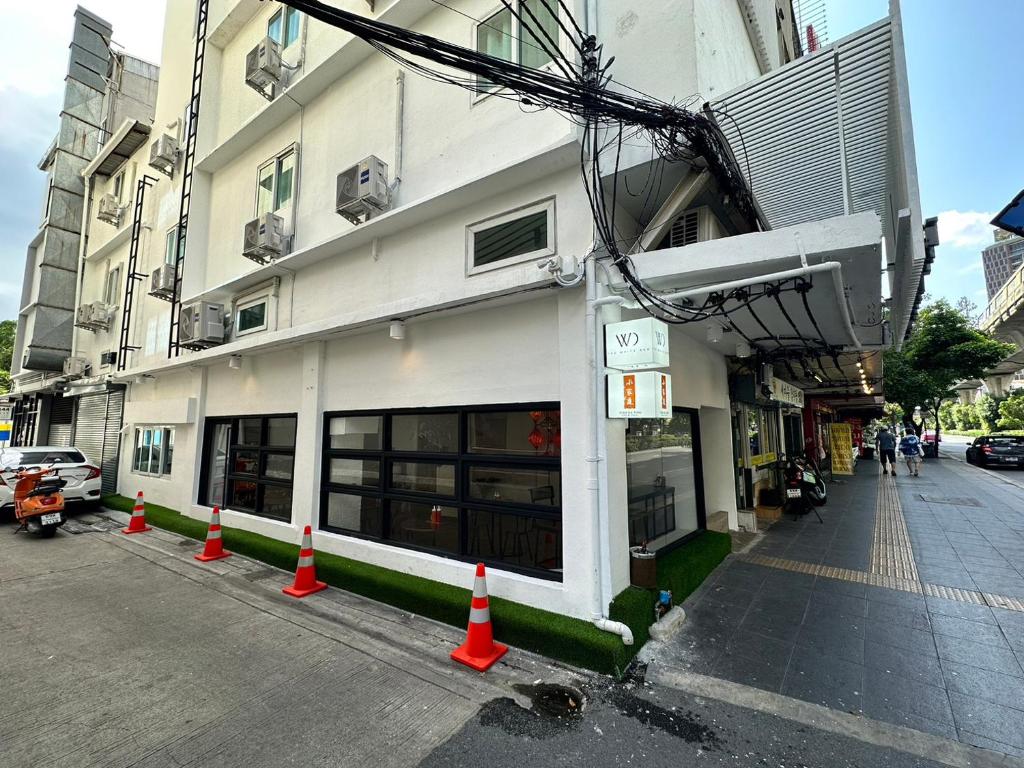 The White Den Sukhumvit 44 photo 3