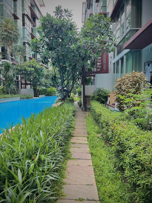 Condo with Pool View & Great Amenities Bangkok — photo 1