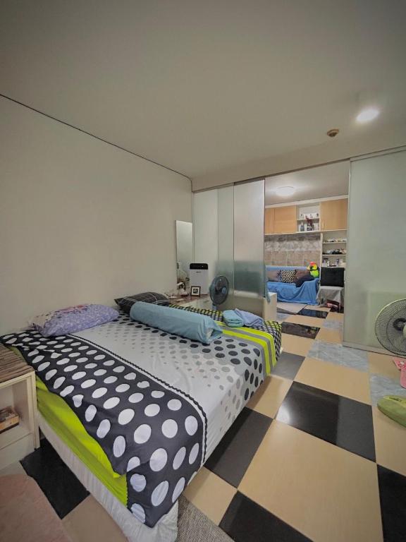 Condo with Pool View & Great Amenities Bangkok photo 2