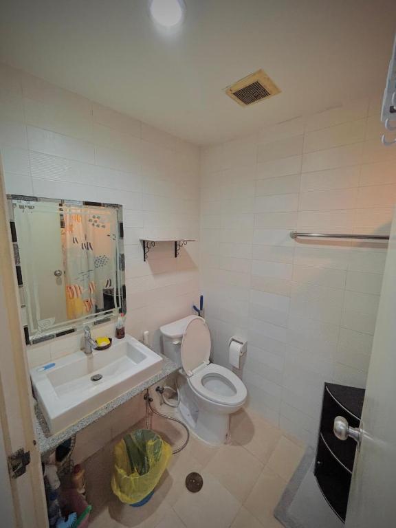 Condo with Pool View & Great Amenities Bangkok photo 3