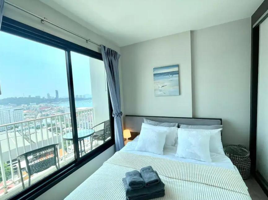 The Base Central PATTAYA Long Balcony King-Bed with Infinity Pool & Free Netflix photo 2