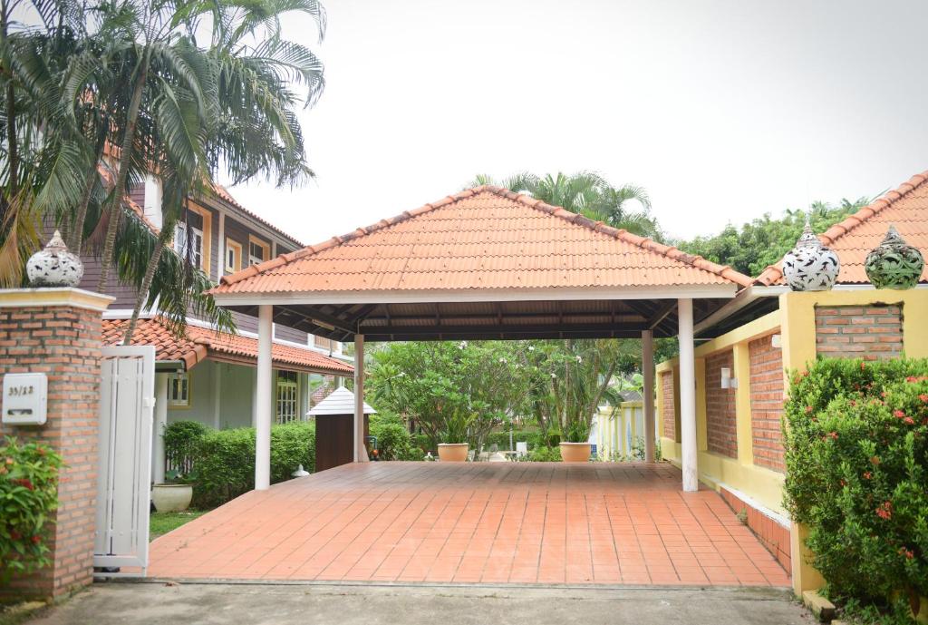 Shimmer Three-Bedroom Villa with large garden and two swimming pools photo 3