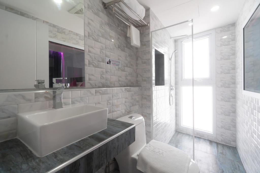 Spark Hotel - MRT Queen Sirikit - SHA Extra Plus Certified photo 3