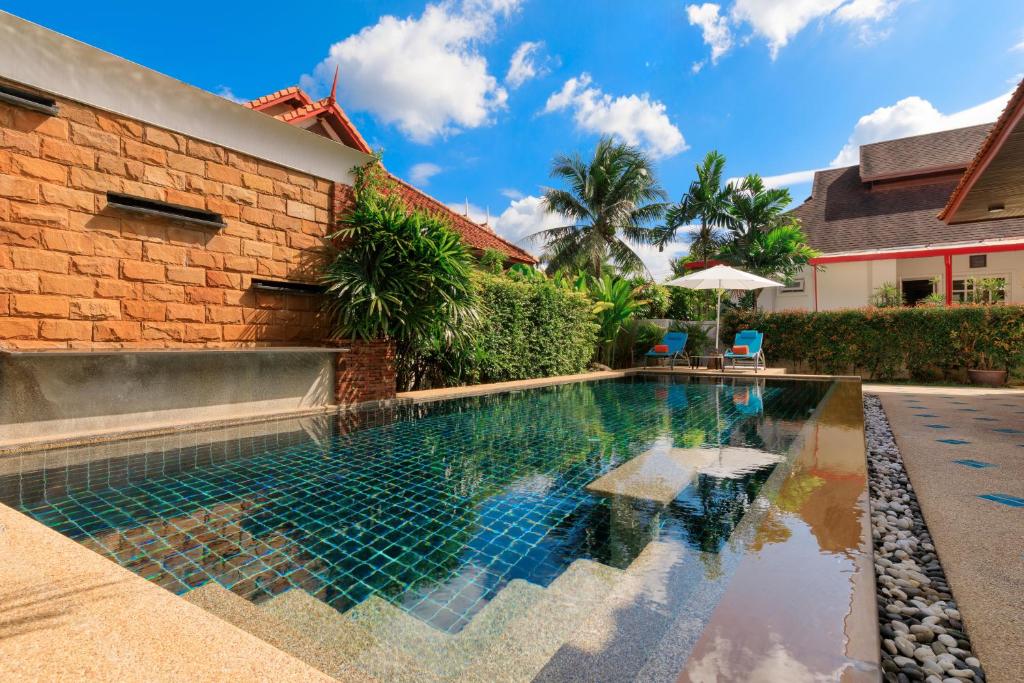 Villa with pool — photo 1