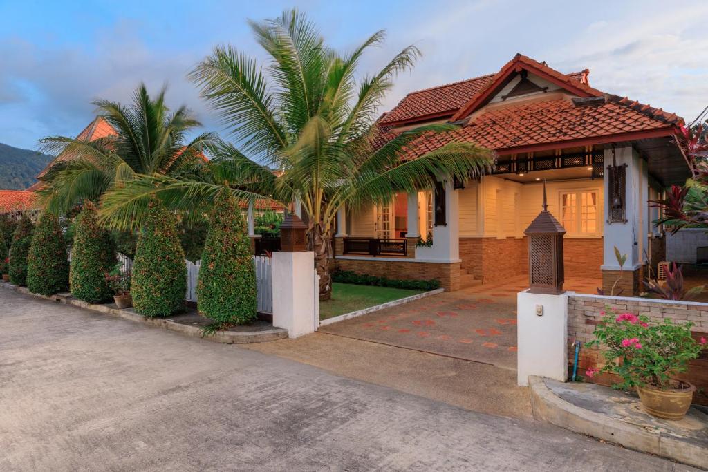 Villa with pool photo 2