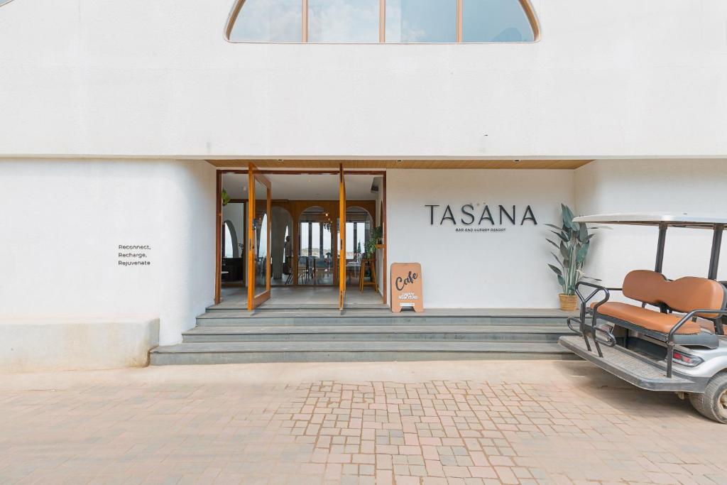 Tasana bar and luxury resort — photo 1