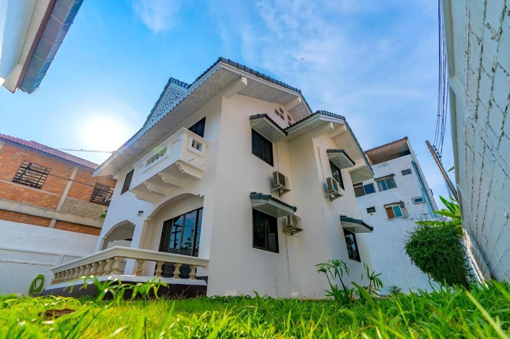 Standalone 3 bedroom 160 sqm villa with huge front and back yard — photo 1