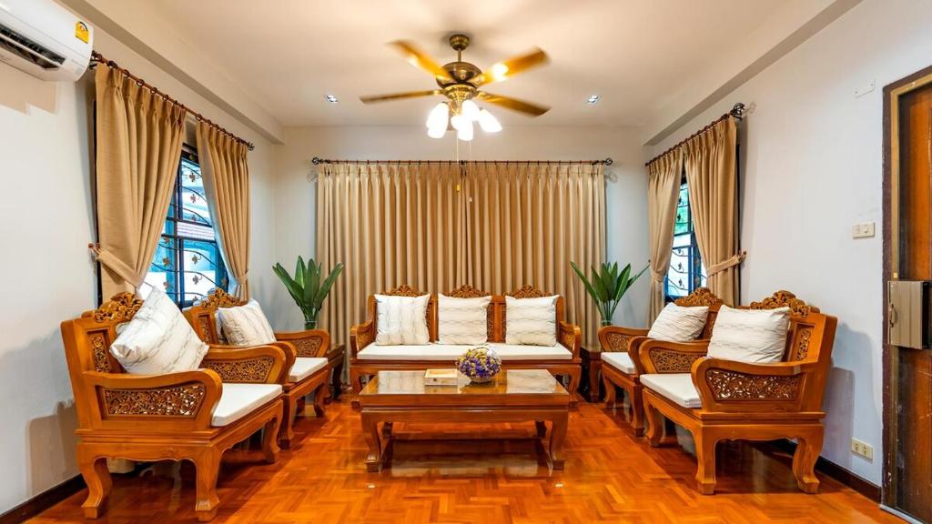 Standalone 3 bedroom 160 sqm villa with huge front and back yard photo 2