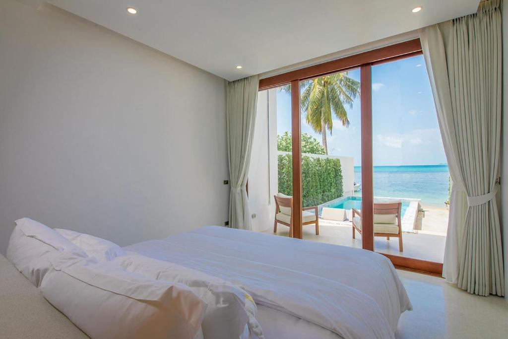 White Whale Beachfront Pool Villa photo 2