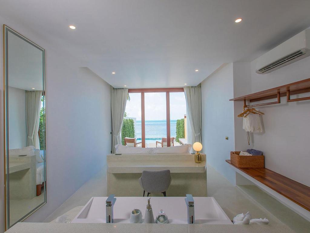 White Whale Beachfront Pool Villa photo 3