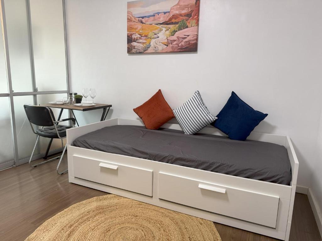 Spacious 1 Bedroom photo 2