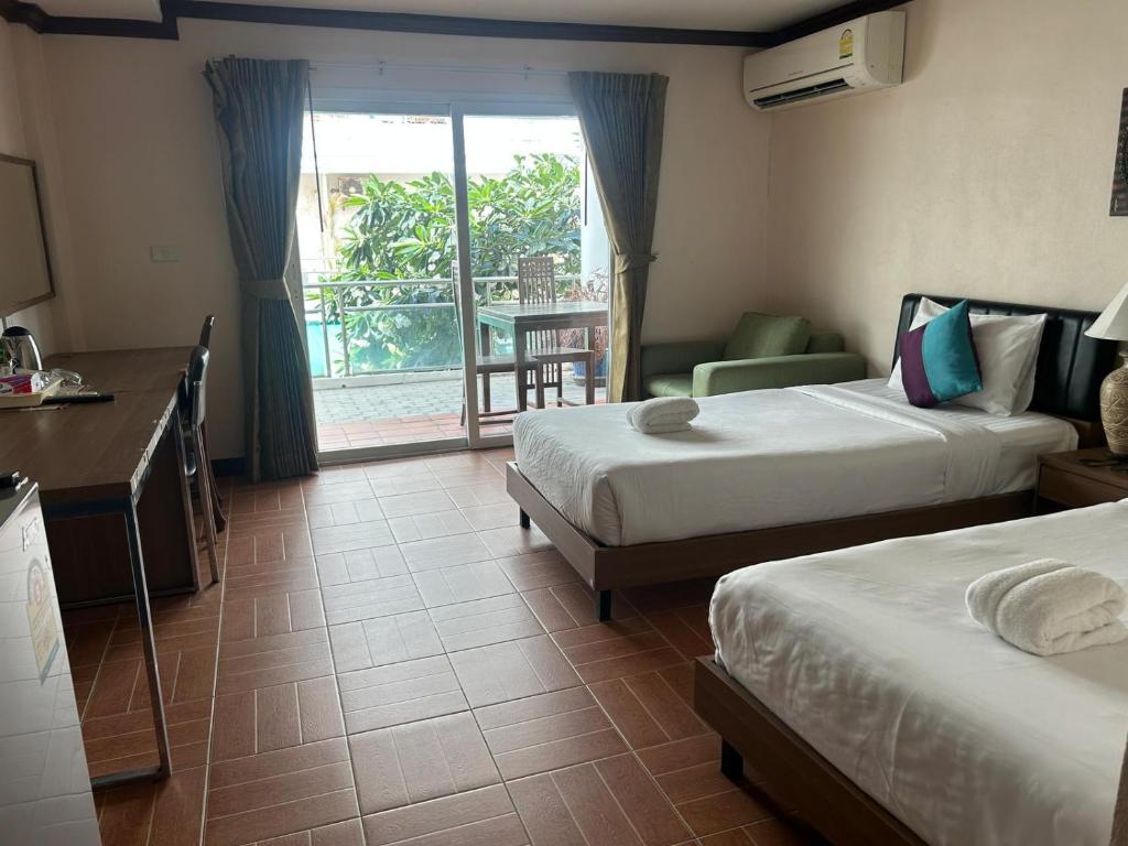 Taj Palace hotel Patong Beach photo 2