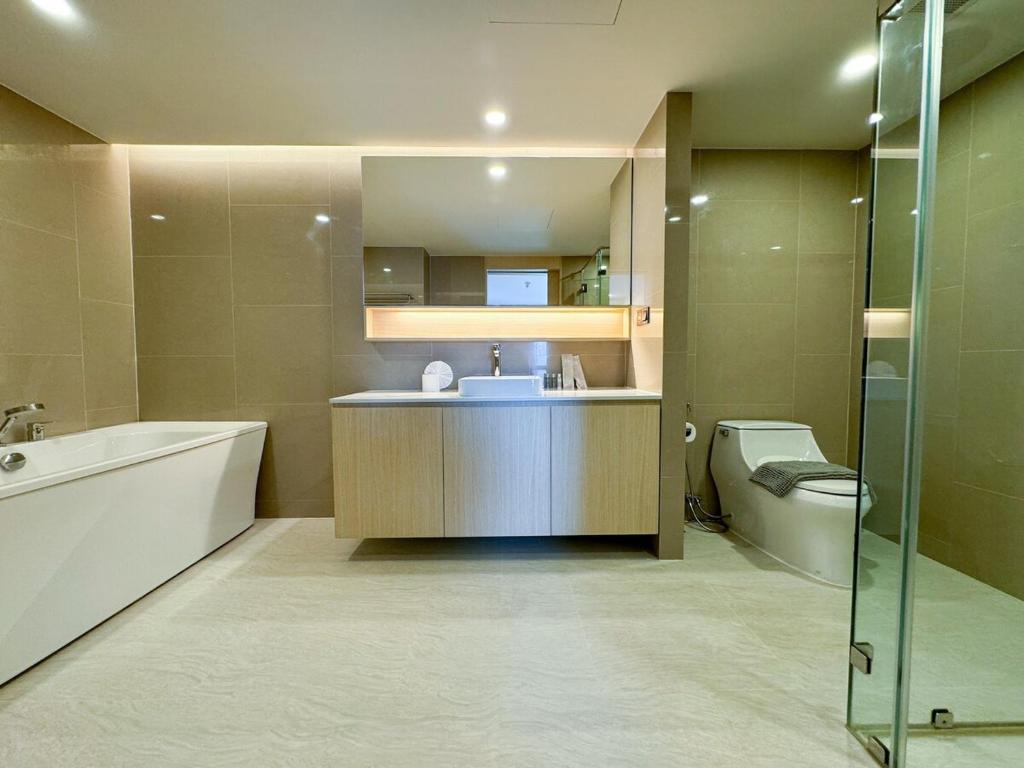 Duplex Liora 1BR PoolsGym Shuttle to Nai Harn photo 3