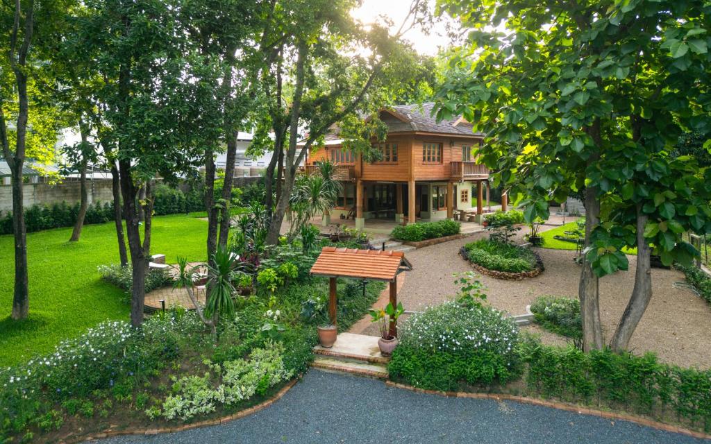 Luxury Wooden Villa in a Secret Garden Downtown — photo 1