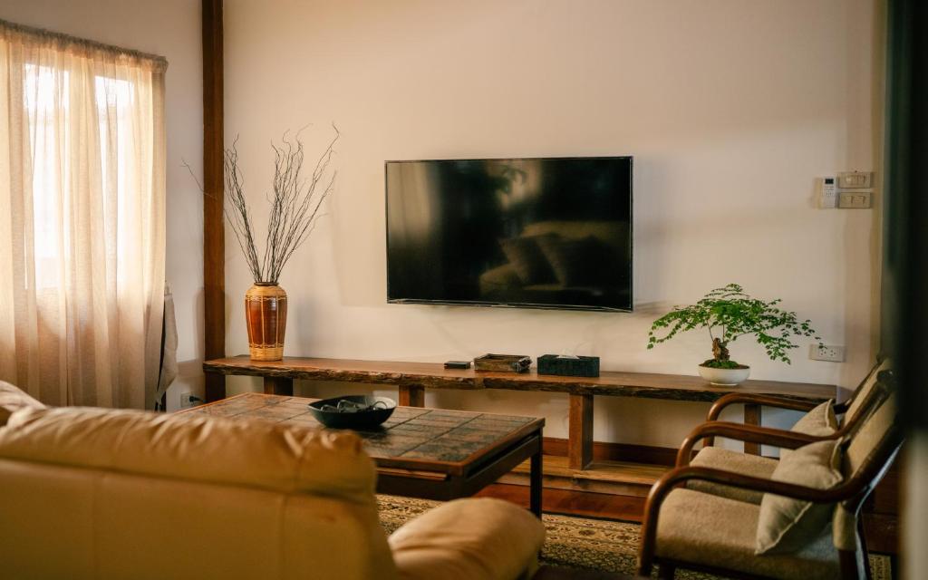 Luxury Wooden Villa in a Secret Garden Downtown photo 3