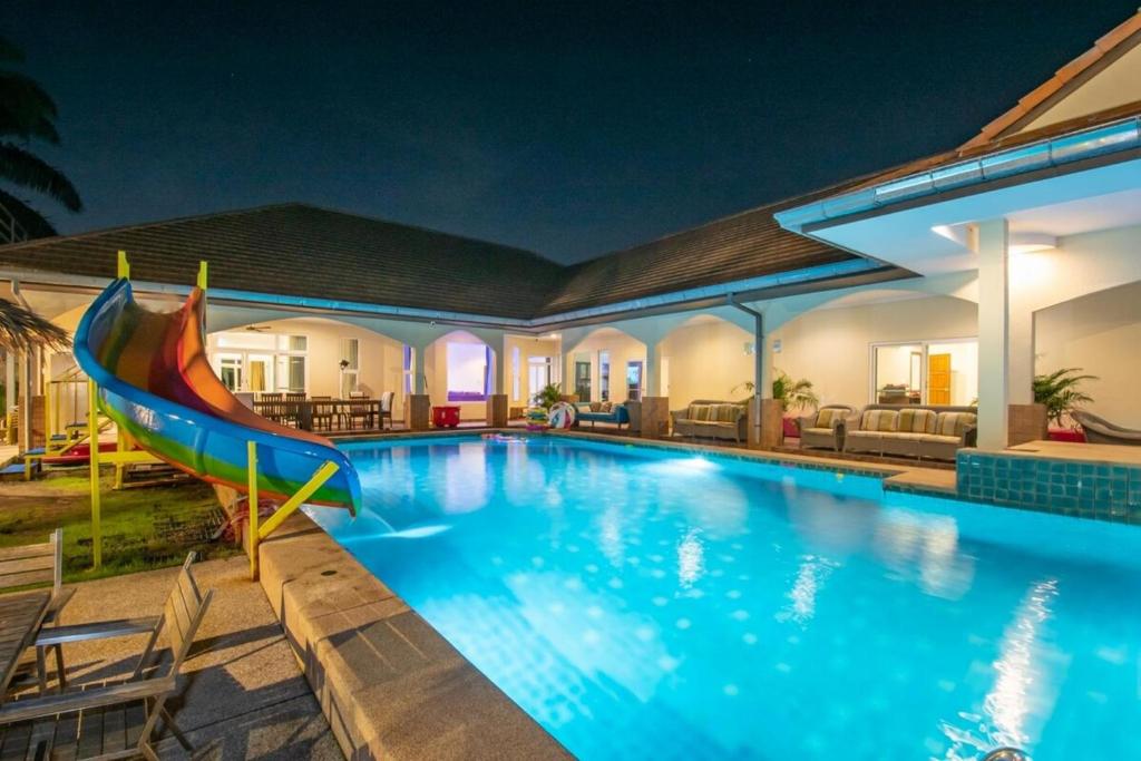 Space Pool Villa — photo 1