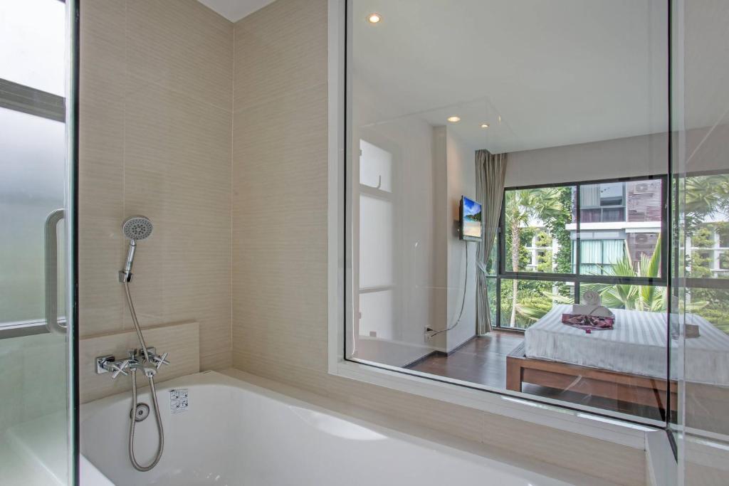 Tropical Pool View 1BR Apartment TTL F303 in Rawai Beach Residence photo 3