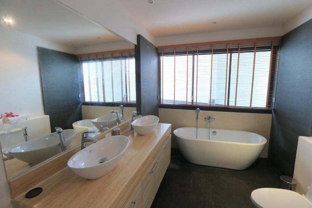 Naiharn Beach Villa photo 3