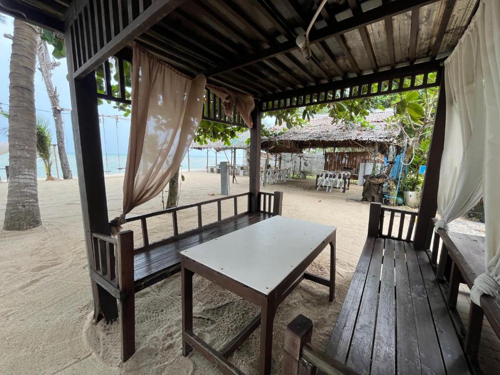 Tharadol Beach Resort photo 3