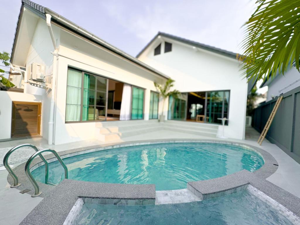 Stylish 3BR Greek Villa AT Jomtien Beach — photo 1