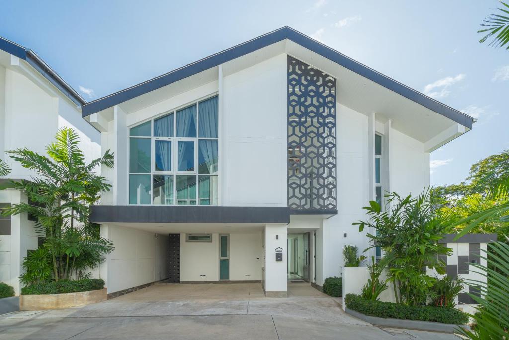Spacious 4BR Pool Villa at Grand View in Bangtao photo 2