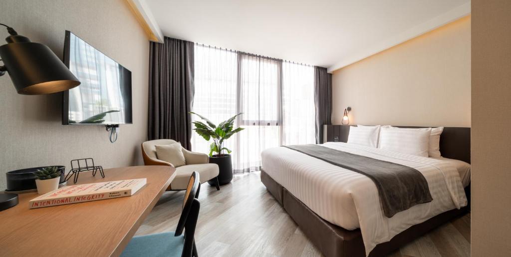 Seekers Finders Rama IV Hotel SureStay Collection by BW photo 2