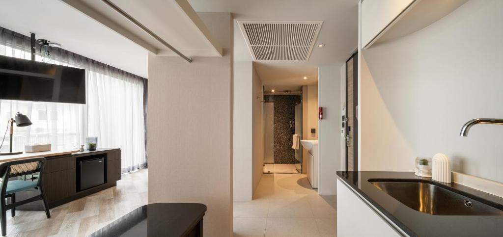 Seekers Finders Rama IV Hotel SureStay Collection by BW photo 3