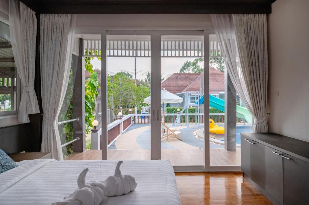 RimLay Beachfront Pool Villa photo 2