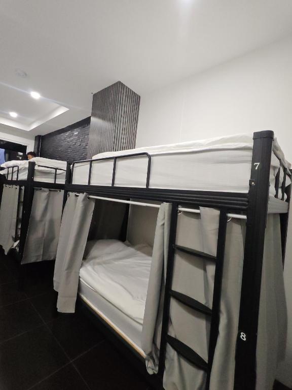 TJ PATONG HOSTEL - Prime Location by OTOP Market & Sea photo 2