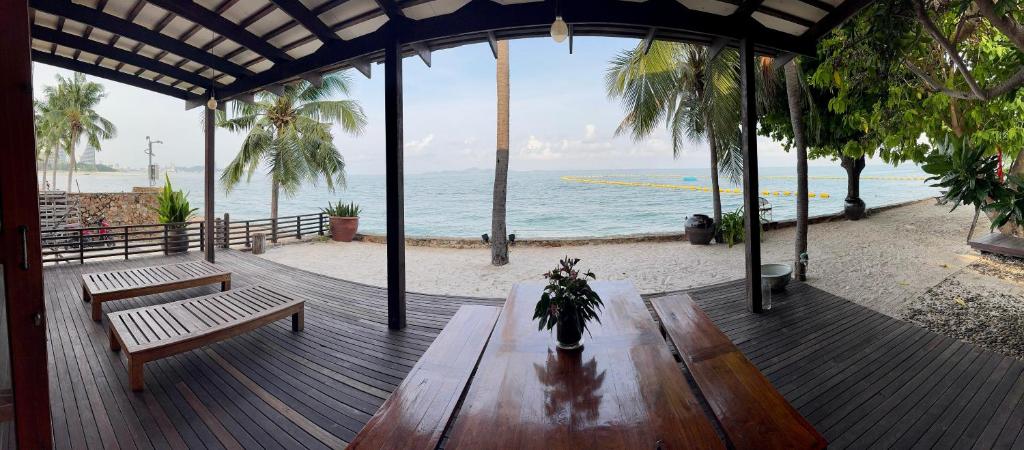 Tiki Beach House photo 3