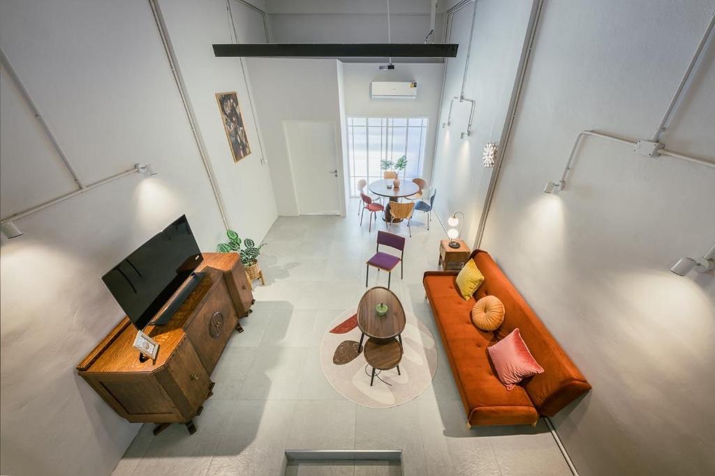 Industrial Loft Sukhumvit 3-Bedroom Designer House - 2 Min to BTS Bang Chak photo 3