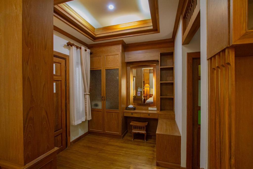 Rich Lanna House photo 2