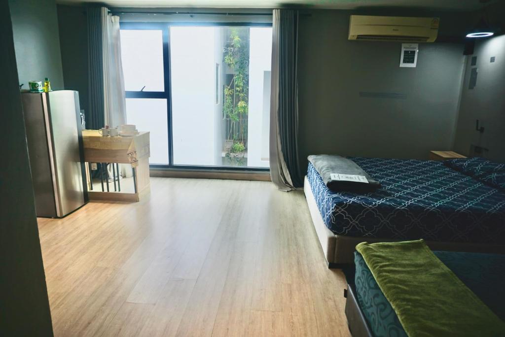 Triple room at Hash Apartment Silom Soi 3 — photo 1