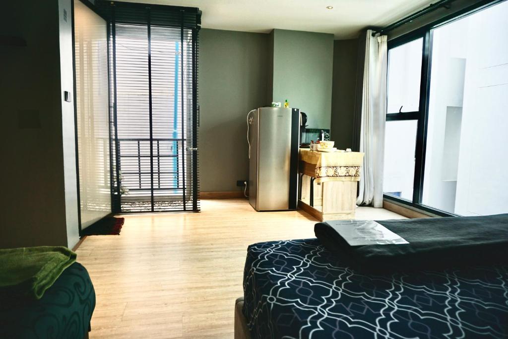 Triple room at Hash Apartment Silom Soi 3 photo 2